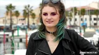 Jeune française suce deux bites et prend la DP