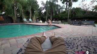 Kylie rocket va sucer et baiser au bord de la piscine