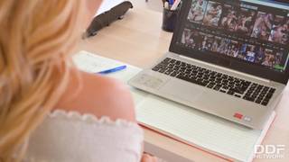 Natasha Teen se fait défoncer sous le bureau 