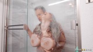 Codi Vore se fait pénétrer sous la douche