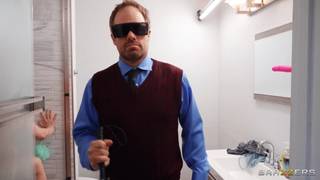 Codi Vore se fait pénétrer sous la douche