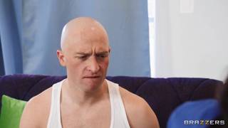 Une infirmière sent la bite d'un patient dans sa chatte