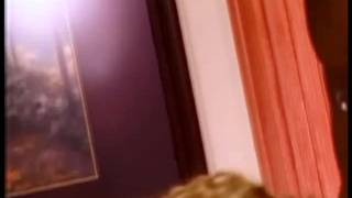 Cette transsexuelle blonde fait sauter la rondelle du voisin de palier