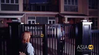 Jeune fille asiatique se rend à l'hôtel pour une rencontre sexuelle