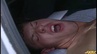 Sexe anal gay a l'arrière de la voiture