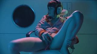 Claire_Moulin suce un gode et se masturbe