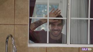 Mamie cuisine en matant un porno puis se fait baiser en trio