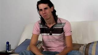 Un jeune brun secoue sa grosse bite