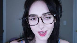 Jolie, jeune et paillarde suçant une bite