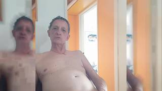 Se déshabiller avec une ficelle et de nombreux anneaux