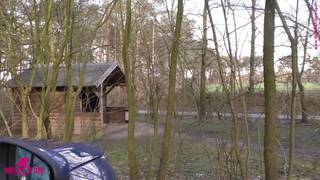 La fille au costume vert va se masturber