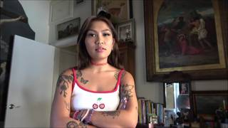 Une jeune asiate tatouée parfaite en POV