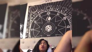 Honey Gold se fait vraiment du bien sur son canapé