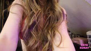 Une fille en lingerie rose sexy taille une pipe