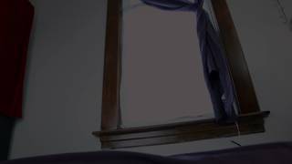 Une brune trans est assise sur un gode avec son cul serré