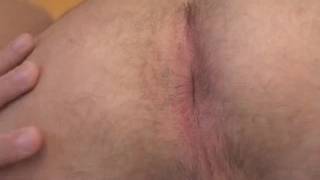 Un mec sexy touche une grosse bite pour nous