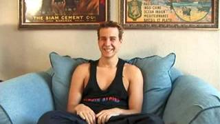 Jeune homme se branle et prend une douche