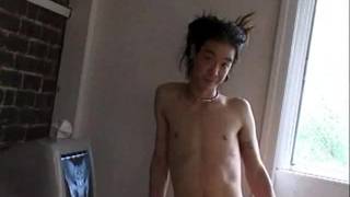 Un asiatique mince gicle du sperme devant son ordi