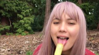 Une brune et une blonde se masturbent dehors