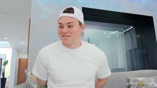 Un puceau se tape 2 nymphomanes tatouées