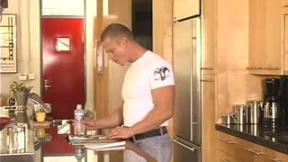 Jonas se masturbe en regardant un magazine XXX