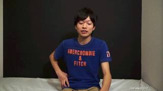 Des garçons japonais montrent une scène pétillante