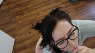 Une fille sexy fait une fellation à un amateur