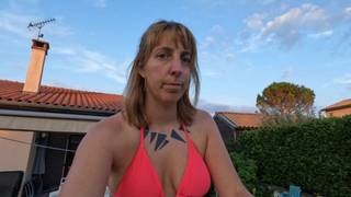 Un couple français se baigne nus dans leur piscine et ont un rapport