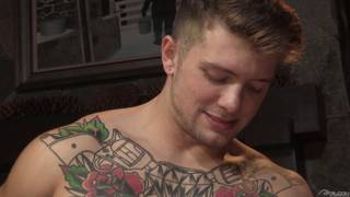 Johnny V se déshabille pour Sebastian Kross