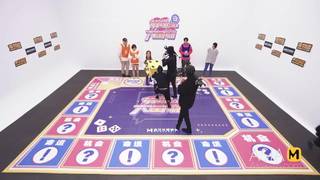 Un groupe asiatique joue à un jeu de déshabillage