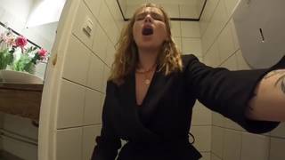 Un couple français baise dans la voiture après une soirée au resto