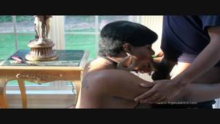 Grosse TS noire met un cigare dans le cul