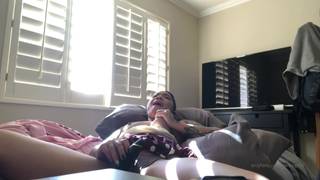 Petite ebony jouit grâce à son sextoy