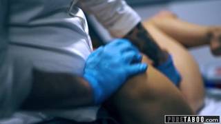 Une patiente vient consulter son gynécologue et va se faire inséminer