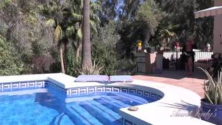 Une mature aime se masturber et montrer sa belle poitrine