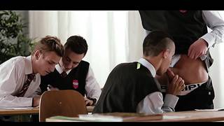 Un étudiant gay a sucé les bites de toute la classe