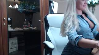 La blonde plantureuse est heureuse lorsqu'elle se masturbe