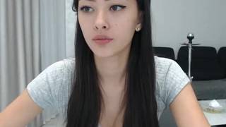 Profitez de la vue ! Une brune s'amuse avec de la lingerie