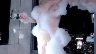 Bain mousseux sexy de cette teen maigre