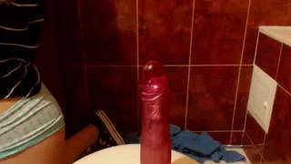 Une amatrice tatouée filme ses seins nus