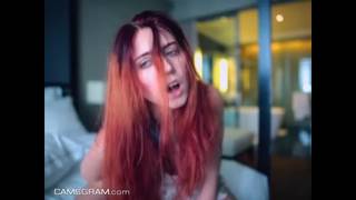 Je garde ma robe pour me masturber la chatte.