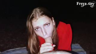 Elle retrouve son chemin en suçant des bites.