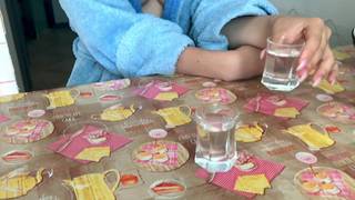 Il la fait boire pour la dévergonder