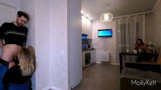 La blonde Molly Kelt trompe son amie sous son nez