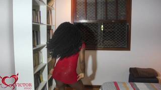 Il aime baiser ma petite amie noire et sexy et la filmer à la maison.