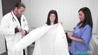 Le docteur coquin baise une douce patiente brune