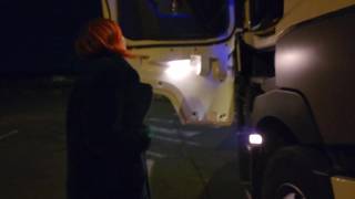 Je baise avec un routier sur une aire d'autoroute