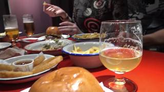 Une milf, une mature, un jeune et nos mec en partouze a barcelone