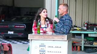 Abby est la garagiste la plus chaude et sexy