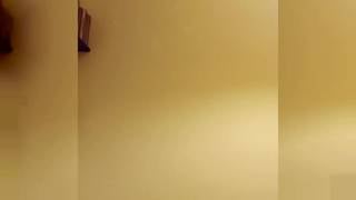 Un beau gosse se branle sur sa grosse bite et boit son sperme